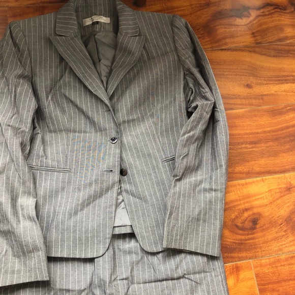 Women’s suits - Picture 4 of 8